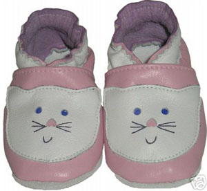 Pretty in pink leather shoe with cat face. Perfect for those cat lovers.