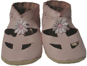This sandal comes with a white trim and pink centered daisy.